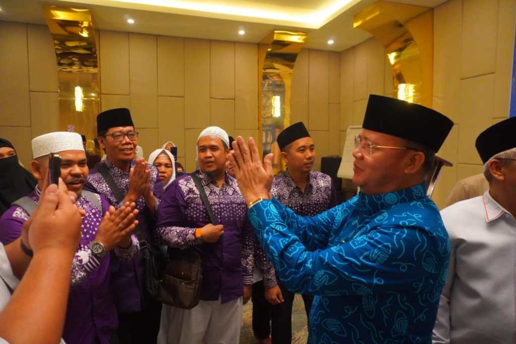 Gubernur Rohidin Lepas 46 CJH PT BSS: Jaga Kekompakan dan Fokus Tunaikan&nbsp;Ibadah