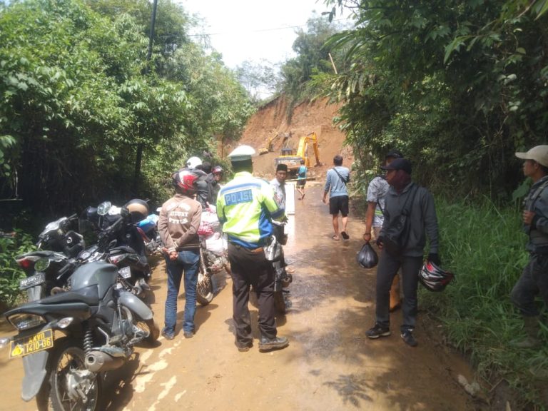 Pasca Longsor, Akses Jalan Lebong-Curup Ditutup Sementara Untuk&nbsp;Perbaikan