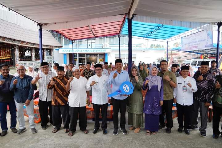 Bupati Eka Putra Serahkan Satu Unit Ambulance untuk Nagari&nbsp;Pangian