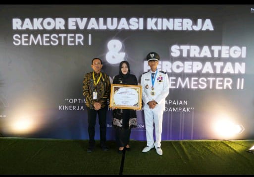 Bupati Mojokerto dan Desa Ketapanrame Raih Penghargaan Desa/Kelurahan Sadar&nbsp;Hukum