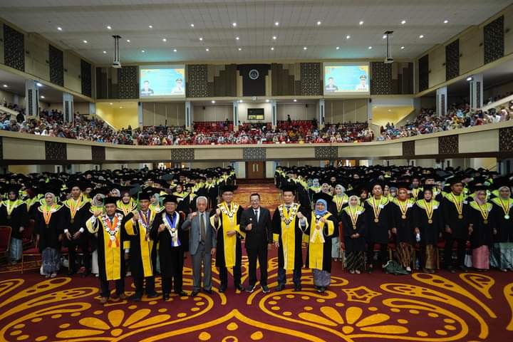 Ratusan Wisudawan UNP Terharu Saksikan Orasi Ilmiah Bupati Eka&nbsp;Putra