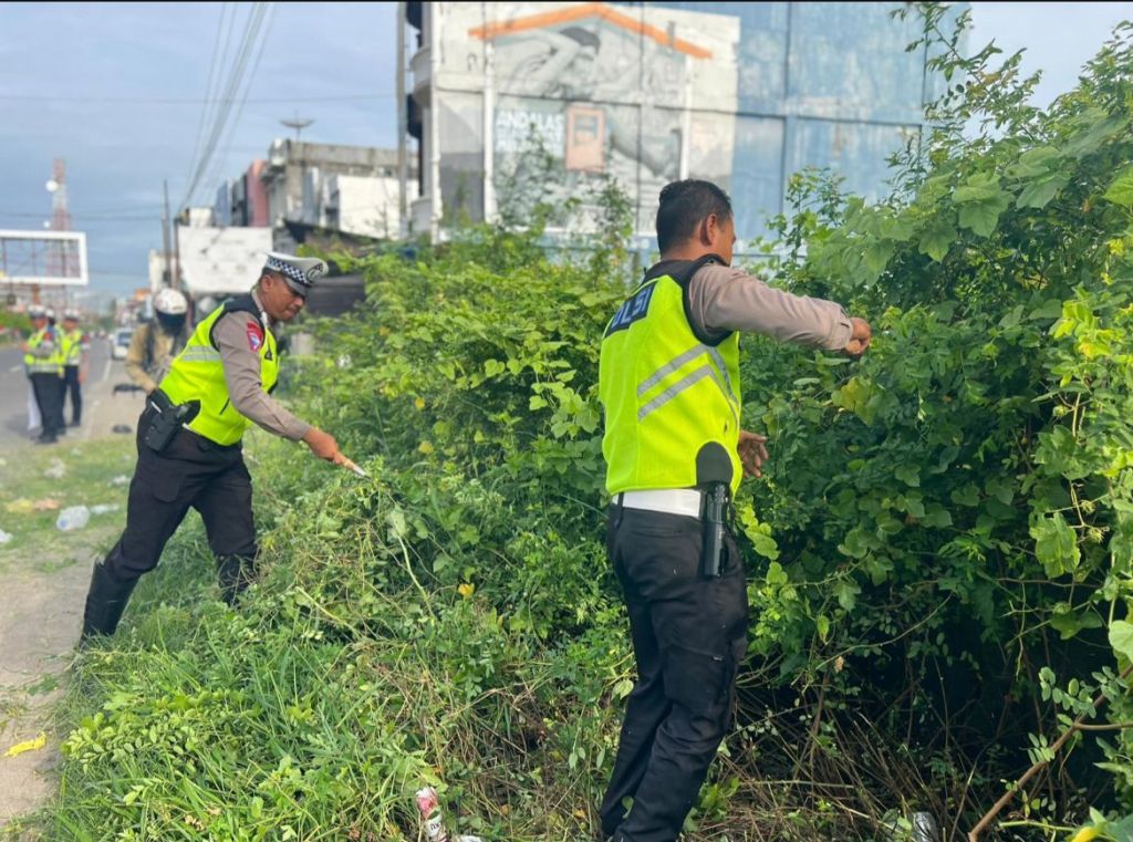 Polantas Bireuen Gotong Royong Bersihkan Rumput di Pinggir&nbsp;Jalan