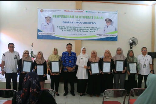 Bupati Ikfina Serahkan Sertifikat Halal Bagi Pelaku&nbsp;UMKM