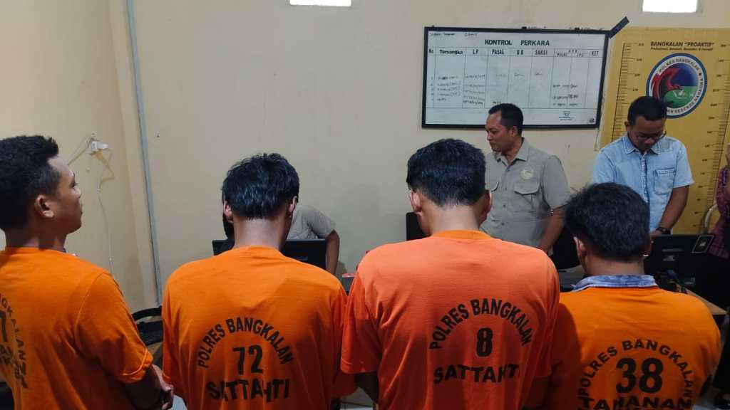 Polres Bangkalan Grebek Rumah Diduga Tempat Peredaran Sabu, Enam Orang&nbsp;Diamankan