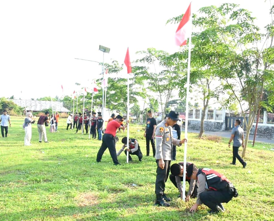 Jelang HUT RI Ke-79, Polres Bireuen Bersama TNI dan Pemda Gelar Gotong Royong Serta Pasang 1000 Bendera Merah&nbsp;Putih