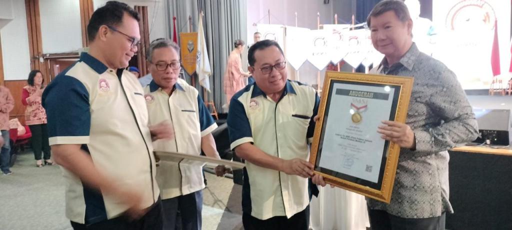 Prabowo Subianto Terima Pin Emas dari SMSI atas Dedikasinya Jaga&nbsp;Demokrasi