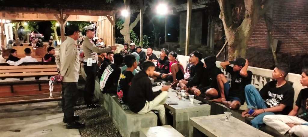 Petugas Polsek Tanjunganom Sapa Pengunjung Warung, Ciptakan&nbsp;Kamtibmas