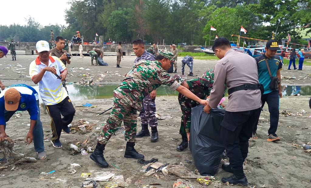HUT TNI ke-79, Kodim Bersih-bersih Pantai, Widi Rahman: Insan Pers Sangat Penting dalam Membangun Kepedulian&nbsp;Masyarakat