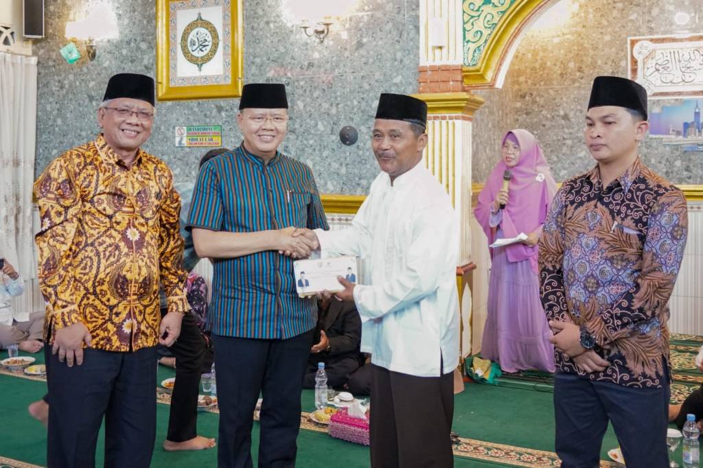 Peduli Memakmurkan Masjid, Gubernur Rohidin Bantu Biaya Pembebasan Lahan Masjid Al-Muttaqien Rejang&nbsp;Lebong